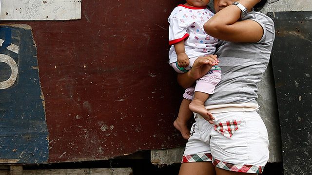 PARENTHOOD. 1 in every 10 Filipino women aged 15 to 19 is already a mother, the 2013 National Demographic and Health Survey reveals. File photo by Dennis Sabangan/EPA 