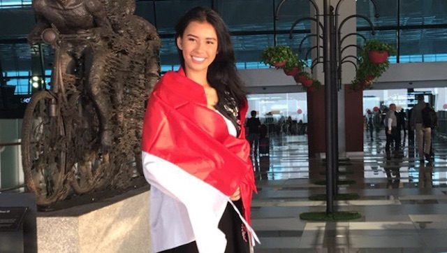 BERANGKAT. Miss Indonesia 2017 Achintya Nilsen berpose dengan bendera merah putih saat akan berangkat menuju Tiongkok untuk memulai karantina 'Miss World 2017'. Foto dari Instagram/tyanilsen 