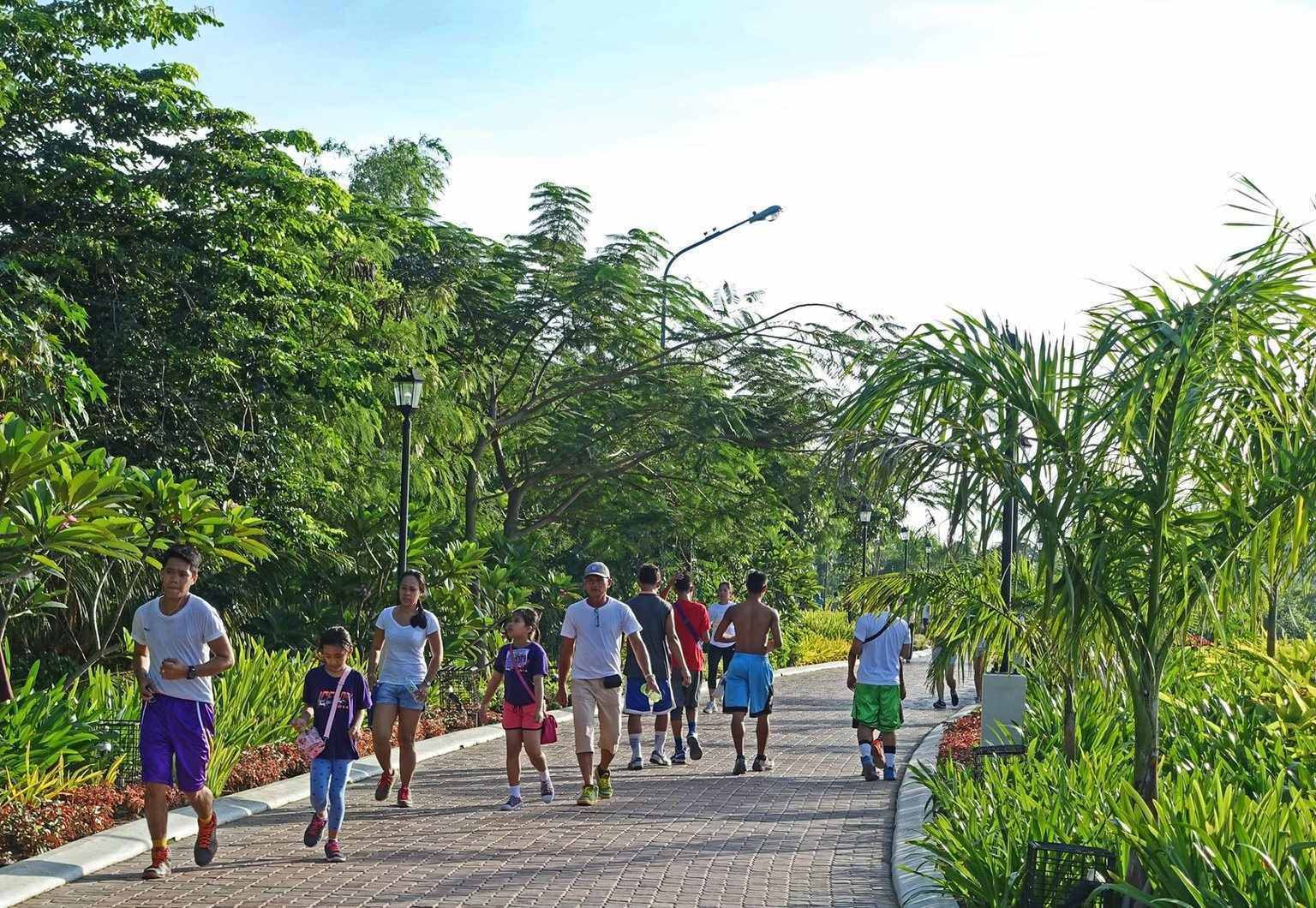 Iloilo officials mull opening scenic River Esplanade to cyclists