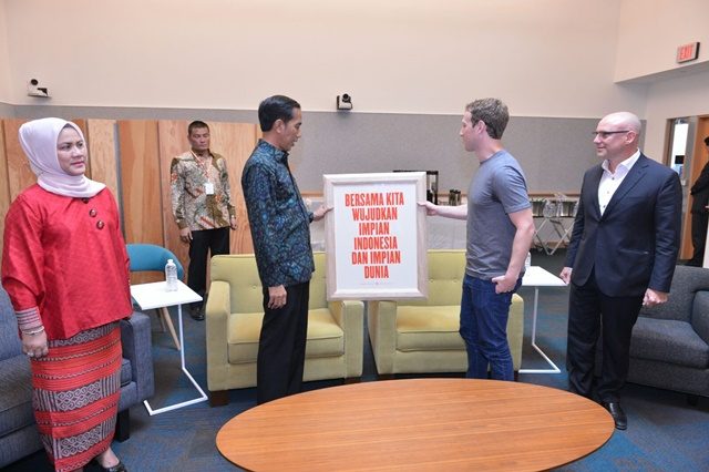 Presiden Joko Widodo memberikan kenang-kenangan kepada CEO Facebook, Mark Zuckerberg berupa bingkai dengn kalimat: "bersama kita wujudkan impian Indonesia dan impian dunia". Foto oleh Biro Pers Istana 