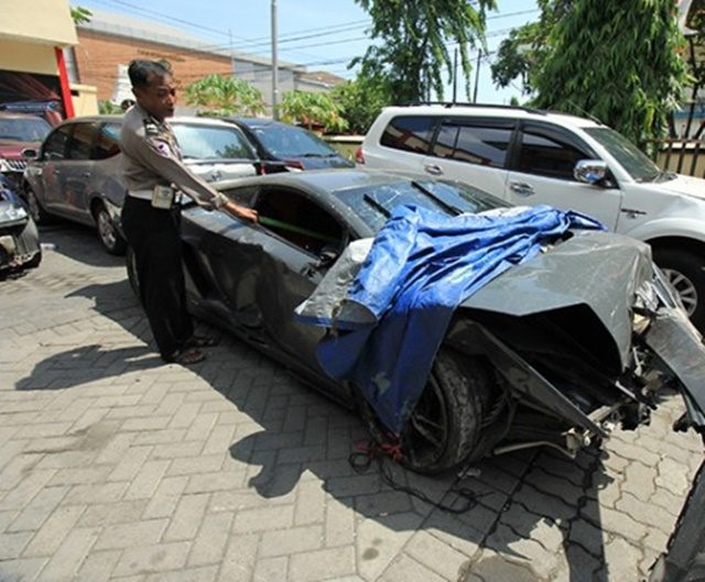 Polisi memeriksa barang bukti mobil Lamborghini yang rusak di Unit Kecelakaan Satuan Lalu Lintas Polrestabes Surabaya, Jawa Timur, Minggu, 29 November 2015. Foto oleh Didik Suhartono/ANTARA JATIM 