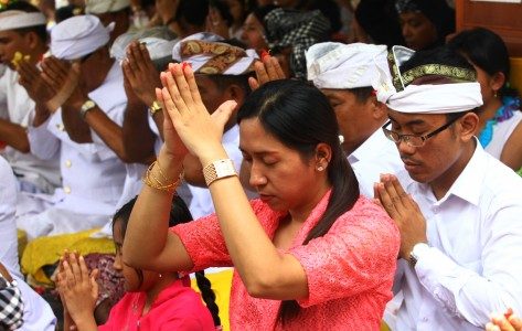 Umat Hindu menggelar doa bersama pada acara Tawur Agung Kesana di Pura Amerta Jati Cinere, Depok, Senin (27/3). Foto oleh Muhammad Iqbal/ANTARA 