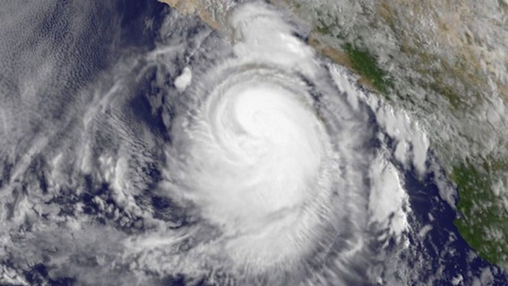 Mexico evacuates 2,500 as hurricane lashes coast