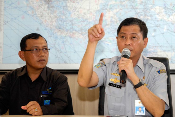 Menteri Perhubungan Ignasius Jonan saat konferensi pers terkait hilangnya pesawat AirAsia QZ8501 di Bandara Juanda, Surabaya, pada 28 Desember 2014. Foto oleh EPA