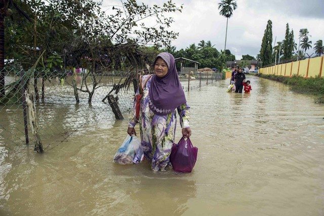 Najib under fire as 118,000 flee Malaysia floods