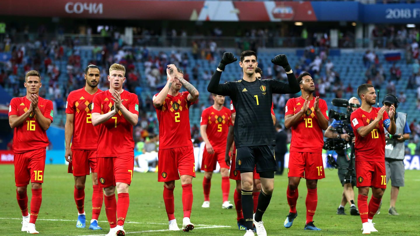MENANG. Timnas Belgia merayakan kemenangan mereka atas Panama bersama fans. Foto dari FIFA.com 