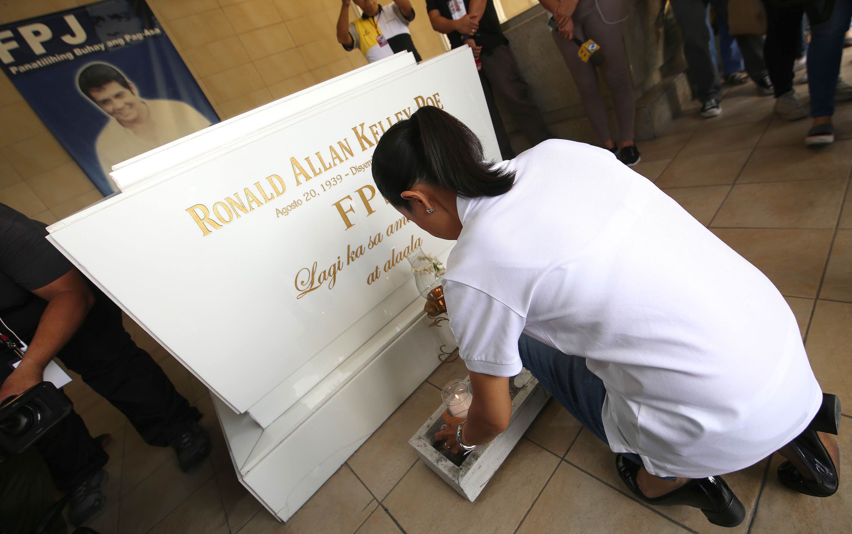 VISIT. Poe pays homage to her father, the late action star Fernando Poe Jr. Photo by Poe-Escudero media bureau 