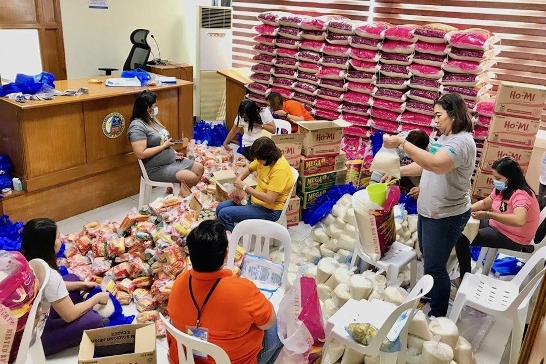 OVERTIME. Barangay personnel in Sta Ana, Taytay, Rizal convert their office into a repacking area for aid to barangay constituents. Photo from Tobit Cruz 
