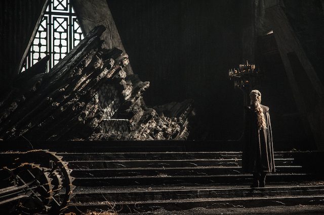 DRAGONSTONE. Daenerys Targaryen di depan singgasana Dragonstone. Ternyata, Dragonstone memiliki sumber daya dragonglass yang besar sebagai material utama senjata pemusnah White Walker. Foto dari HBO 