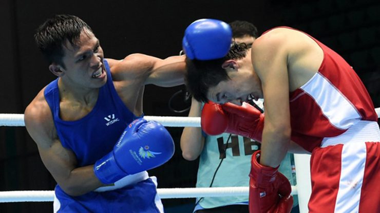 Filipino boxer Charly Suarez lands a left hand on Uzekistan’s Elnur Abduraimov during Wednesday's lightweight bout. Photo by Roslan Rahman/AFP