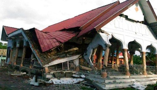 Sebuah rumah ambruk setelah gempa dengan kekuatan 6,5 SR menguncang Kabupaten Pidie Jaya, Aceh, Rabu (7/12). Foto oleh ZIAN MUTTAQIEN / AFP 