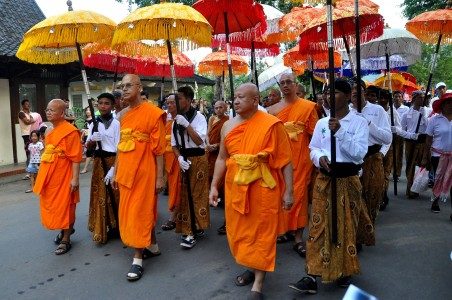 Sejumlah Biksu bersama umat Buddha mengikuti arak-arakan perayaan Tri Suci Waisak 2561 B.E/2017 di kawasan candi Borobudur Magelang, Jateng, Rabu (10/5). Foto oleh Anis Efizudin/ANTARA 