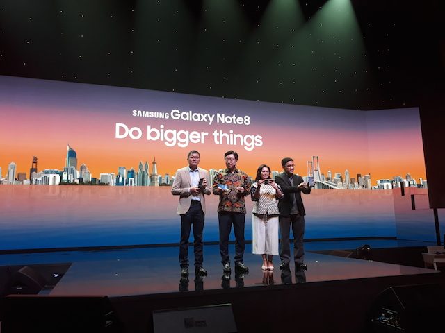 PELUNCURAN PERDANA. Petinggi Samsung Electronics Indonesia berpose bersama dalam konferensi pers Samsung Galaxy Note8 yang diselenggarakan di Djakarta Theatre XXI, Jakarta Pusat, pada Senin, 25 September 2017. Foto oleh Valerie Dante/Rappler 