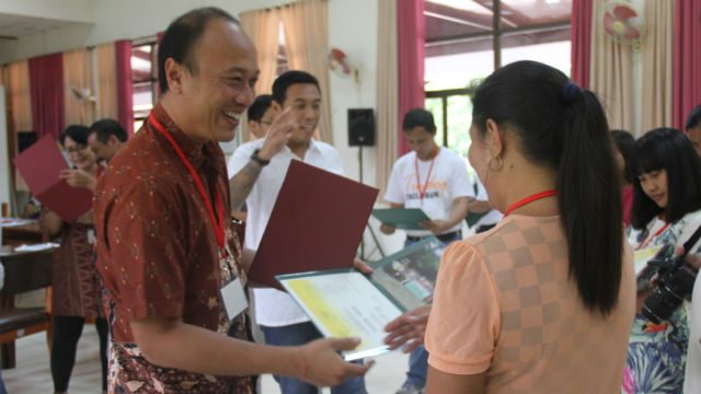 SHARED EXPERIENCE. Indonesian and Filipino participants exchange certificates at the end of the conference.
