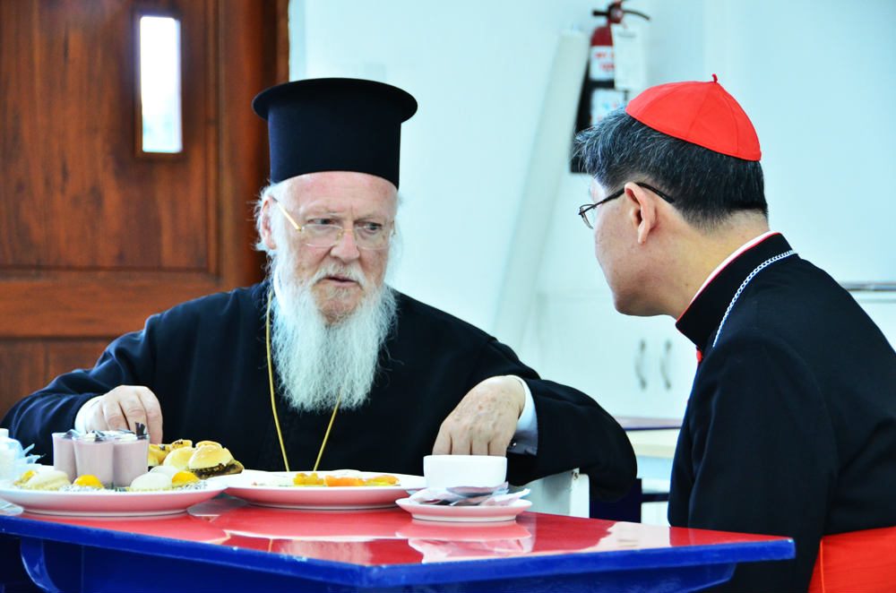 WORLD LEADER. Speaking to Cardinal Luis Antonio Tagle (right), Patriarch Bartholomew (left) heads the 260-million-strong Orthodox Christian Church. Photo by Noli Yamsuan/Archdiocese of Manila  