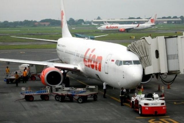 TINGGAL PENUMPANG. Pesawat maskapai Lion Air JT 673 meninggalkan ratusan penumpang di Bandara Tarakan. Foto oleh ANTARA 