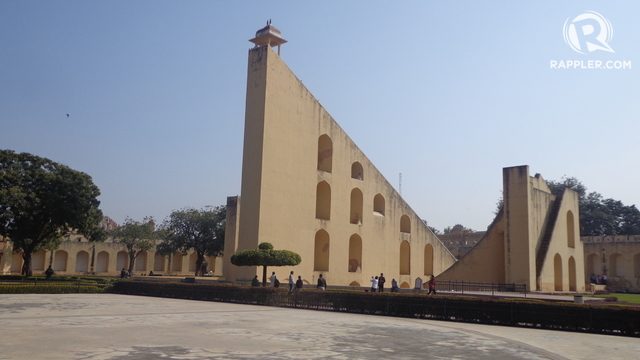 WAKTU. Jantar Mantar adalah sebuah kompleks unik India yang zaman dulu berfungsi sebagai bangunan penunjuk waktu 