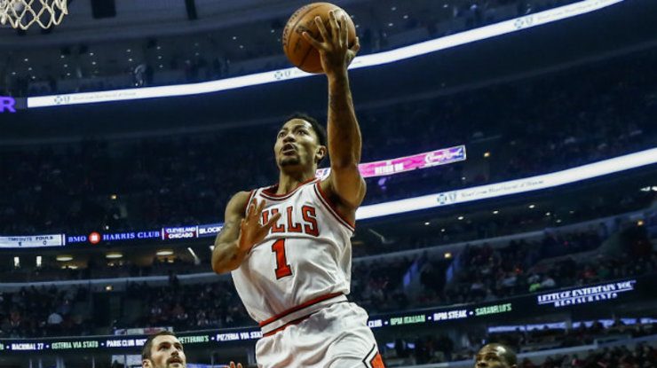 Bulls’ Derrick Rose sprains ankle in loss to Cavs