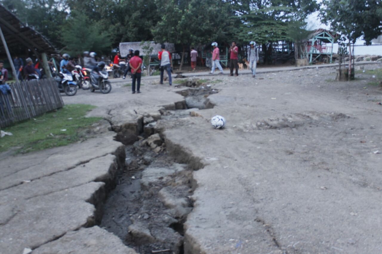 Gempa 6,5 SR di Pidie Jaya membuat tanah di Pantai Manohara terbelah. Foto oleh Habil Razali/Rappler 