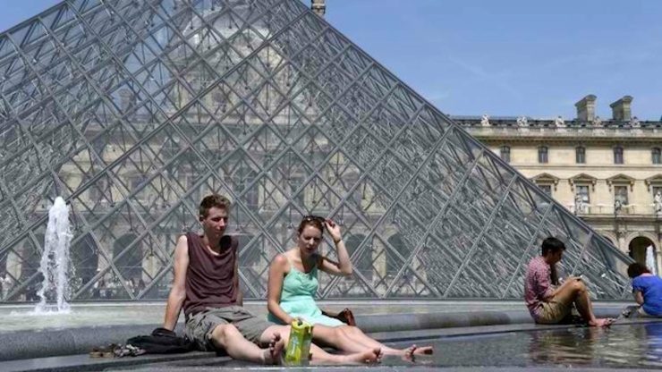 Paris tourists share picnics with rats at the Louvre