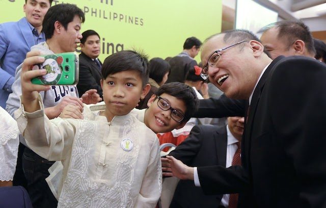 SELFIE. President Benigno Aquino III heeds a selfie request from Filipino children during his meeting with the Filipino community in Rome, Italy, on December 3, 2015. Photo by Robert Vinas/Malacanang Photo Bureau 