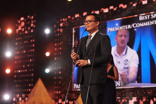 BEST SPORTS PRESENTER/COMENTATOR. Pangeran Siahaan membawa piala untuk kategori Best Sports Presenter/Comentator. Foto dari Asian Television Awards 
