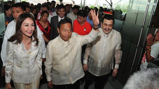 2013 ALLIES. Garcia is joined by former vice president Jejomar Binay and incumbent Manila Mayor Erap Estrada, her allies from UNA years back. File photo from the Cebu provincial government 