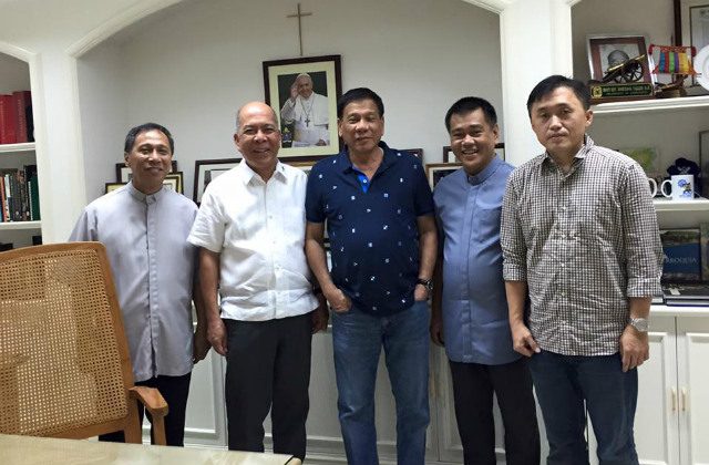 DAVAO LEADERS. Davao Archbishop Romulo Valles (2nd from left) poses with then-Davao City Mayor Rodrigo Duterte (3rd), among others, after the mayor visited him on December 4, 2015, to apologize for cursing Pope Francis. File photo from the Facebook page of Christopher 'Bong' Go  