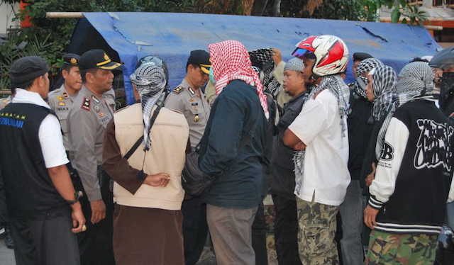 Polisi berusaha menenangkan massa dari Front Jihad Islam (FJI) agar tidak menyerang Gereja Baptis Indonesia di Saman, 14 Juli 2015. Foto dari  http://humaspolresbantul.blogspot.com