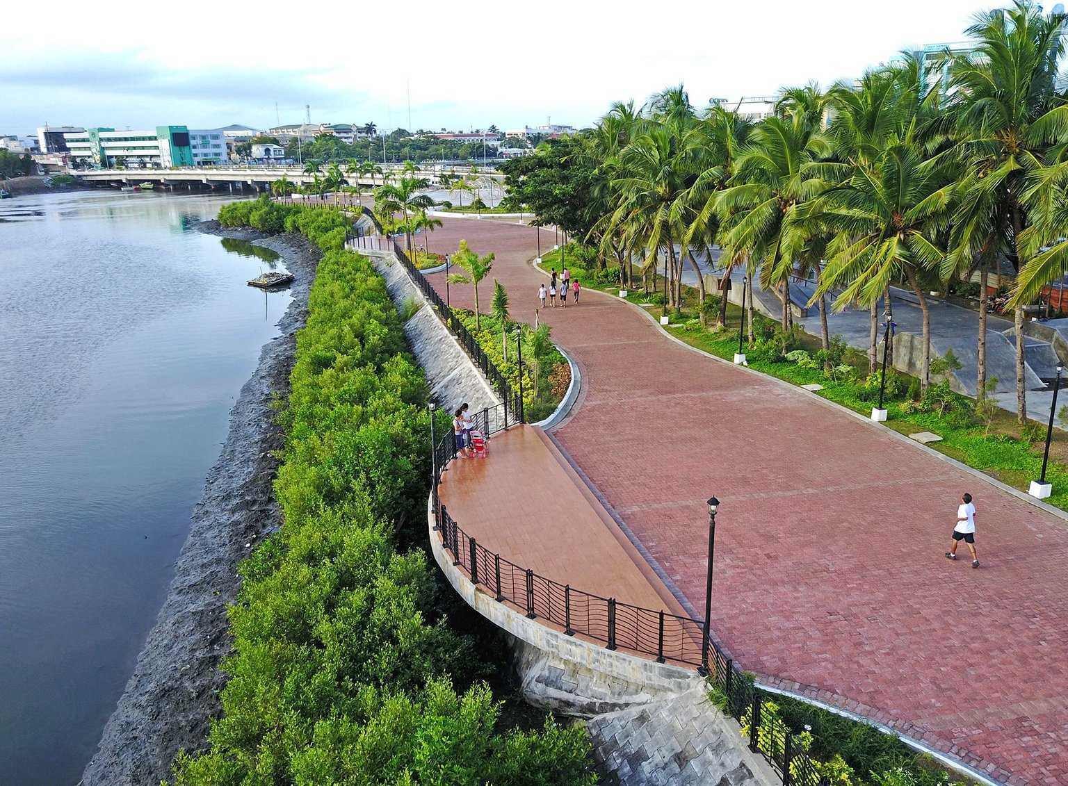 ESPLANADE. Designed by celebrated Filipino architect Paulo Alcazaren, the Esplanade was recently hailed a Haligi ng Dangal awardee for best landscape architecture by the National Commission for Culture and the Arts. Photo courtesy of Paulo Alcazaren  