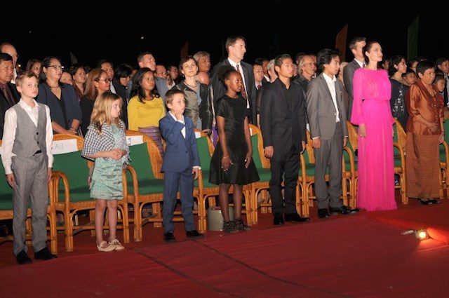 Jolie bersama keenam anaknya saat premiere film 'First They Killed My Father' di Kamboja. Foto oleh STR/AFP. 