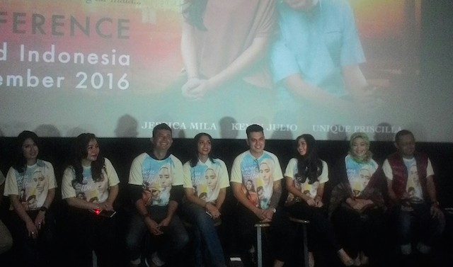 Para pemain, sutradara dan produser film 'Surga Di Telapak Kaki Ibu' saat sedang menghadiri press conference di CVG Blitz Grand Indonesia, Senin, 21 November. Foto oleh Wahyu Setiawan/Rappler.com. 