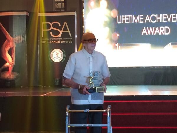 Caloy Loyzaga accepts the Lifetime Achievement Award at the Philippine Sportswriters Association in 2013. Photo by Ryan Songalia/Rappler 