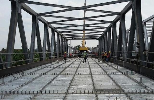 PERBAIKAN. Proses perbaikan jembatan Cincin Lama di perbatasan Tuban dan Lamongan. Foto dokumentasi Kementerian PUPR 