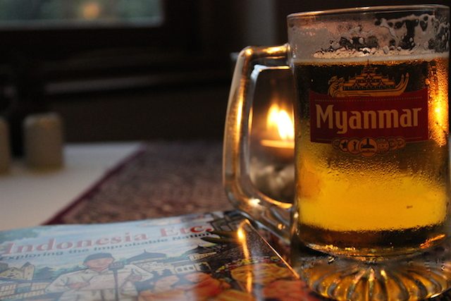 Jangan lupa meminum Myanmar Beer, rasanya yang ringan menyegarkan di tengah udara Yangon yang panas. Foto oleh Lewi Aga Basoeki 
