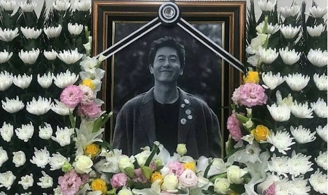 Keluarga dan sahabat dekat melepas jenazah Kim Joo Hyuk