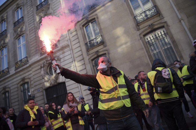 ‘Yellow vest’ protests against Macron snarl traffic across France