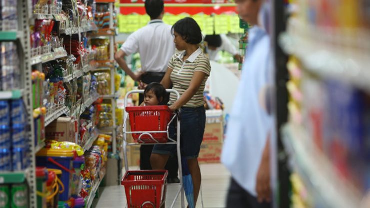 ON NOTICE. Filipino mother and daughter check products at a local supermarket. File photo by ROLEX DELA PENA/EPA