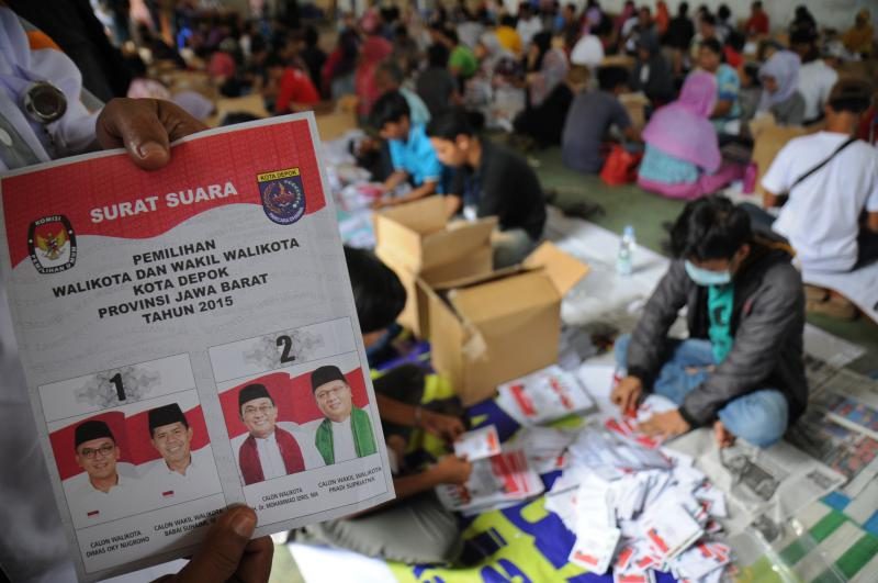 Ratusan pekerja lepas menyelesaikan pelipatan dan penyortiran surat suara di gudang KPUD Kota Depok, Sukmajaya, Depok, Jawa Barat, Senin, 23 November. Foto oleh Indrianto Eko Suwarso/Antara 