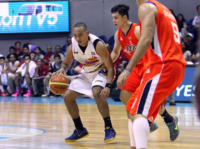 BRIGHT SPOT. Paul Lee (L) finishes with a double-double (12 points, 10 rebounds) but Rain or Shine still falls to Meralco. 