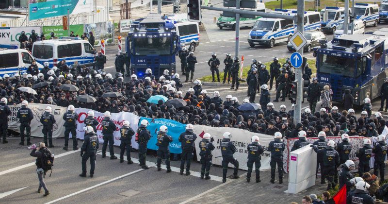 Bentrokan di luar kongres partai AfD sayap kanan Jerman, 400 penangkapan