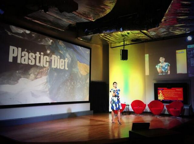 PLASTIC DIET. Tiza Mafira talking about why Indonesia needs to go on a plastic bag diet in a June 2013 event in Jakarta. Photo courtesy of @CountMeIn