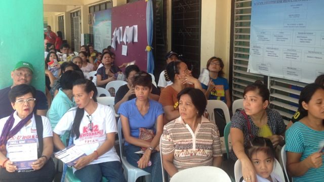ANXIOUS. Parents hold a dialogue with school officials about the earthquake safety measures in the school. Photo by Katerina Francisco/Rappler 
