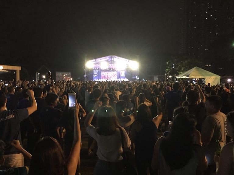 ALMA MATER SONG. Alumni and Ateneo supporters, students, and faculty sing their alma mater song, Song for Mary, during the bonfire celebration. 