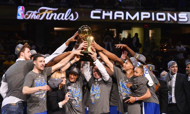 NBA CHAMPS. The Golden State Warriors hold up the NBA Finals trophy after beating the Cleveland Cavaliers in 6 games. Photo by LARRY W. SMITH/EPA  