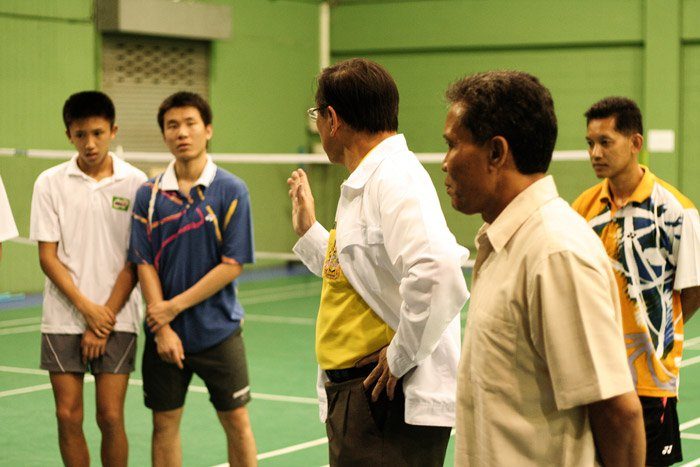 Atik Jauhari (tengah) saat memberi pengarahan sebelum sesi latihan. Foto dari Facebook/Atikbadminton 