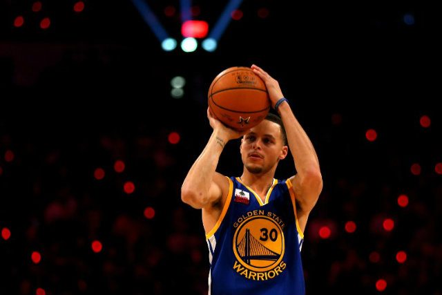 WATCH: Curry hits 13 straight to finally win 3-point title