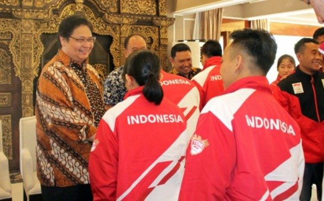 Ketua Umum Pengurus Besar Wushu Indonesia (PBWI) sekaligus Menteri Perindustrian Airlangga Hartarto menyalami atlet wushu yang turun di SEA Games 2017. FOTO oleh Anung/ANTARA 