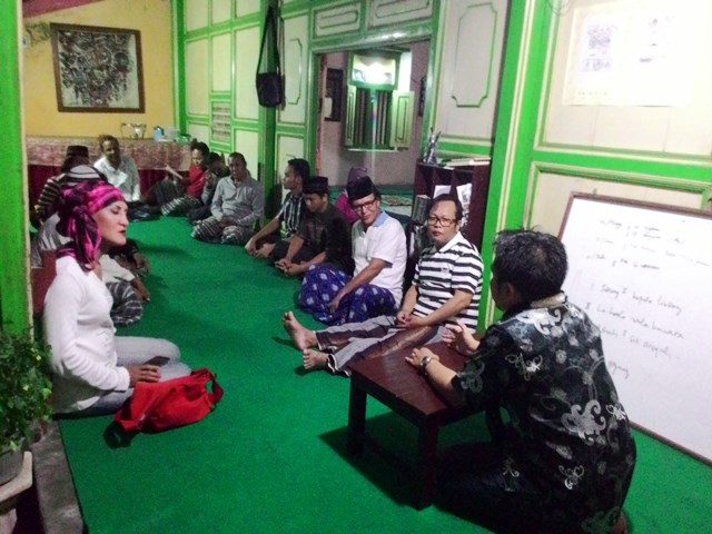 Suasana belajar mengaji di Pesantren Waria, Yogyakarta. Foto oleh Prima Sulistya/Rappler  