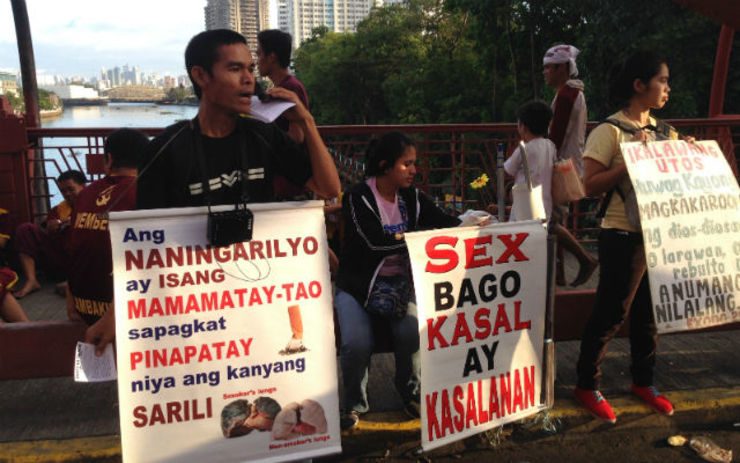 NO TO SIN. Other evangelical youth don their 'gospel' posters in Quezon bridge.